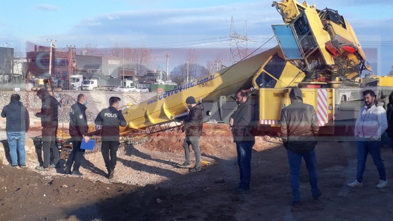 Başiskele’de Vinç Devrildi; Yaralı Var