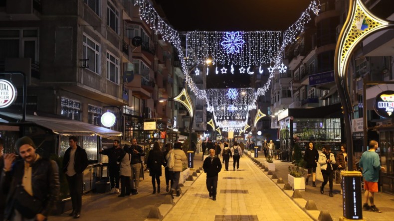 Yenilenen Rauf Orbak Sokak Cıvıl Cıvıl Oldu
