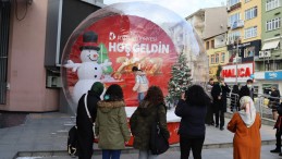 Dev Kar Küresi Vatandaşların İlgi Odağı Oldu