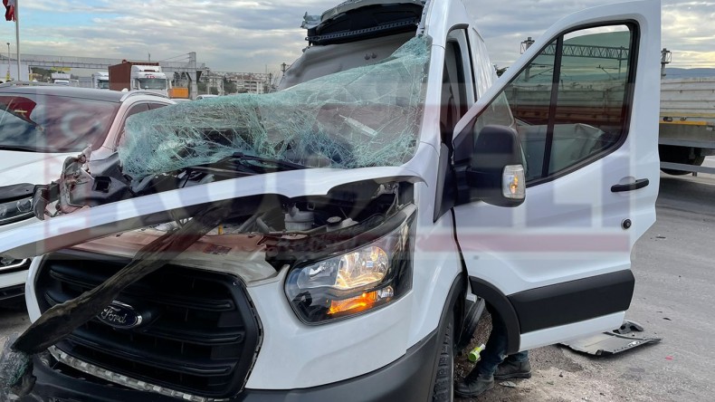 Panelvan Araç Kamyonete Çarptı; Yaralı Var