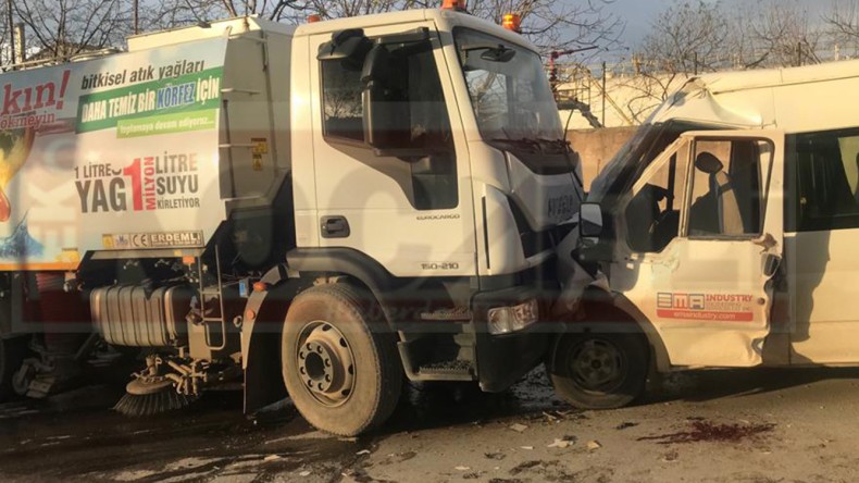 Çöp Kamyonu İle İşçi servis Aracı Çarpıştı; Yaralılar Var