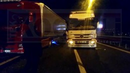 Tırlar Çarpıştı; Yol Trafiğe Kapandı