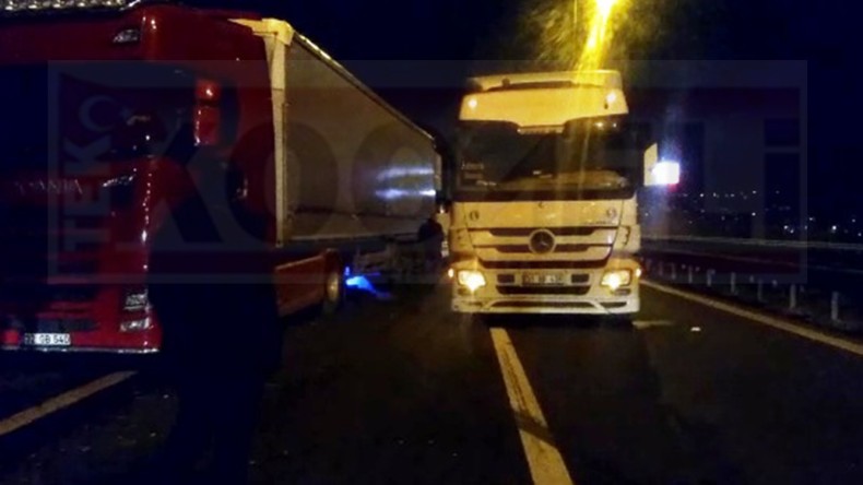 Tırlar Çarpıştı; Yol Trafiğe Kapandı