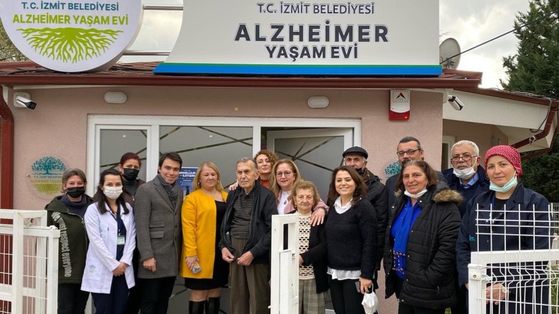 Alzheimer Yaşamevi’ne CHP Başiskele’den Ziyaret