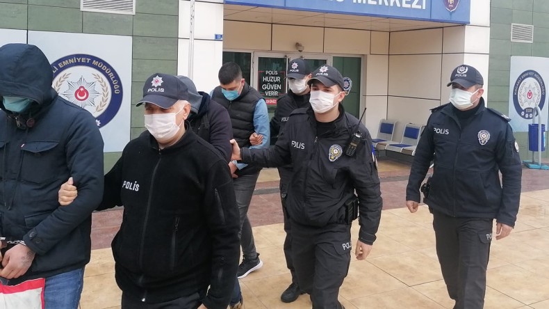 İzmit’te Evlere Giren Hırsızlar Yakalandı