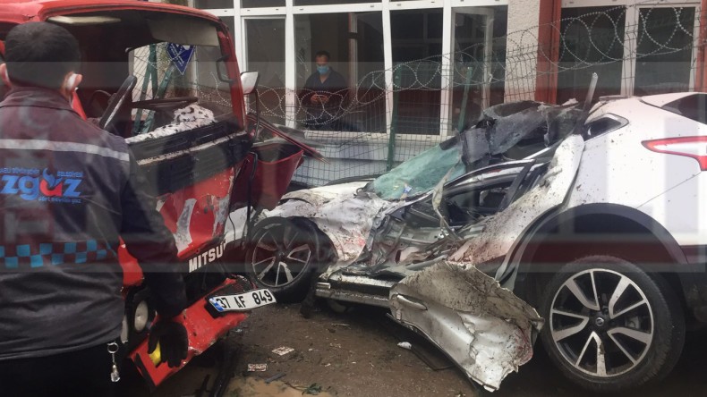 Kontrolden Çıkan Kamyon Sağlık Merkezine Çarptı