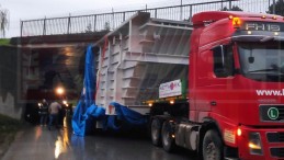 TIR Yanlış Yola Girdi, Köprü Altında Sıkıştı