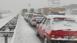 Yoğun Kar Yağışı Sonrası Yol Trafiğe Kapandı
