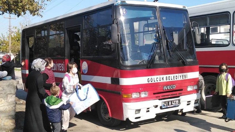 Gölcük Belediye Başkanı Sezer’den Öğrencilere Ulaşım Desteği