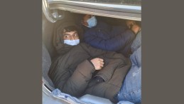 Otomobilin Bagajından Kaçak Göçmenler Çıktı