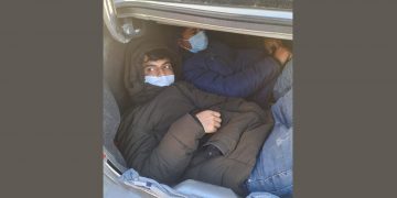Otomobilin Bagajından Kaçak Göçmenler Çıktı