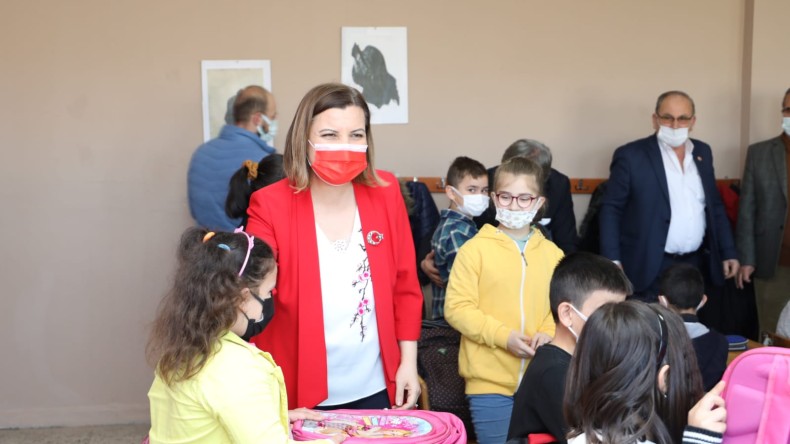 Hürriyet, Köy Okullarında Eğitim Gören Çocukları Sevindirdi