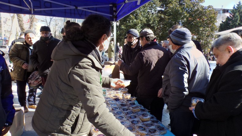 İzmit Belediyesi Leyla Atakan’ın Anısına Helva Dağıttı