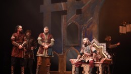 Bir İlke İmza Attı; ‘Kılıçarslan’ Ayakta Alkışlandı