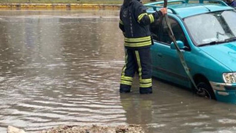 Otomobil Kanala Düştü