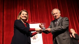 Meslekte 50. Yılını Dolduran Doktorlara Plaket Takdim Etti