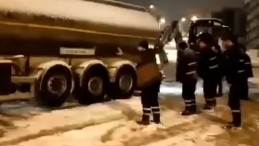 Yolda Kalan TIR Böyle Kurtarıldı
