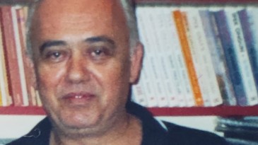 Kitabevi Sahibi 2 Çocuk Babasıydı; Kalbine Yenik Düştü