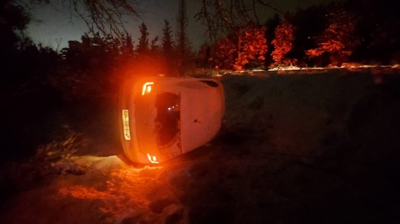 Otomobil Şarampole Yuvarlandı; Yaralılar Var