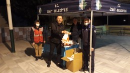 İzmit Belediyesi Seccade Dağıttı