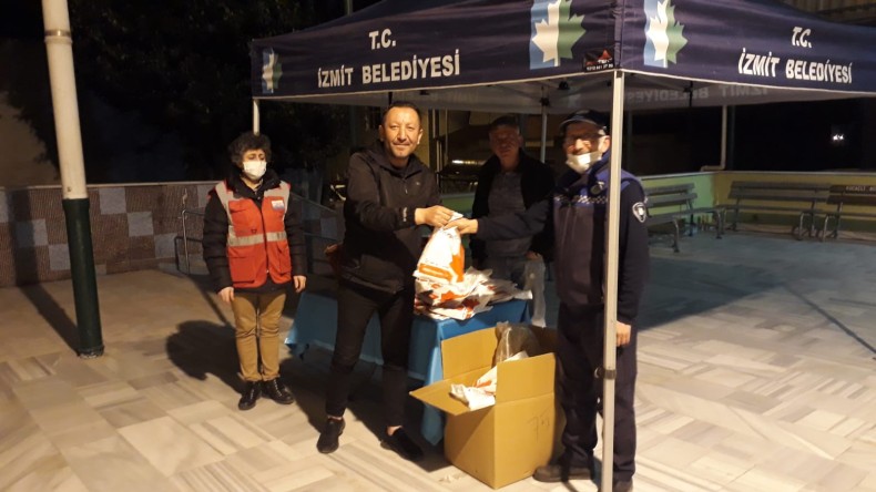 İzmit Belediyesi Seccade Dağıttı
