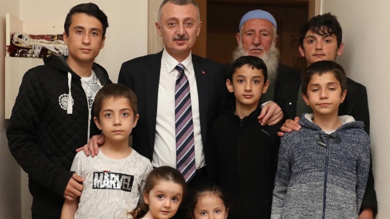 Başkan Büyükakın Yetimlerin Yüzünü Güldürdü