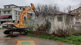 Gölcük’te Tehlike Yaratan Binalar Yıkılıyor