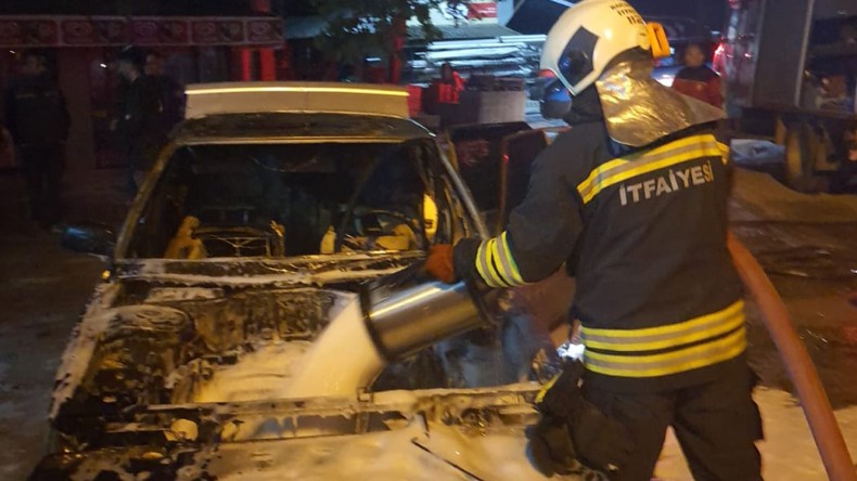 Kandıra’da park halindeki otomobil alev aldı