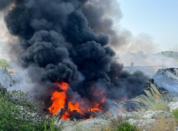 Plastik fabrikasında korkutan yangın