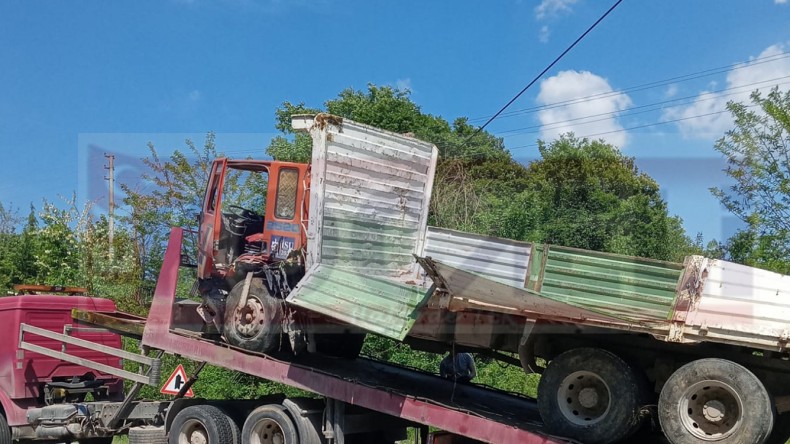 Kamyon su kanalına devrildi; yaralı var