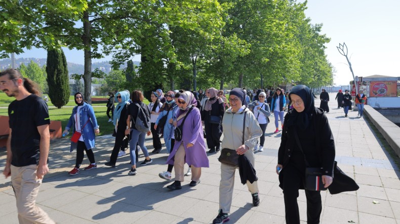 İzmitli kadınlar 19 Mayıs için yürüdü