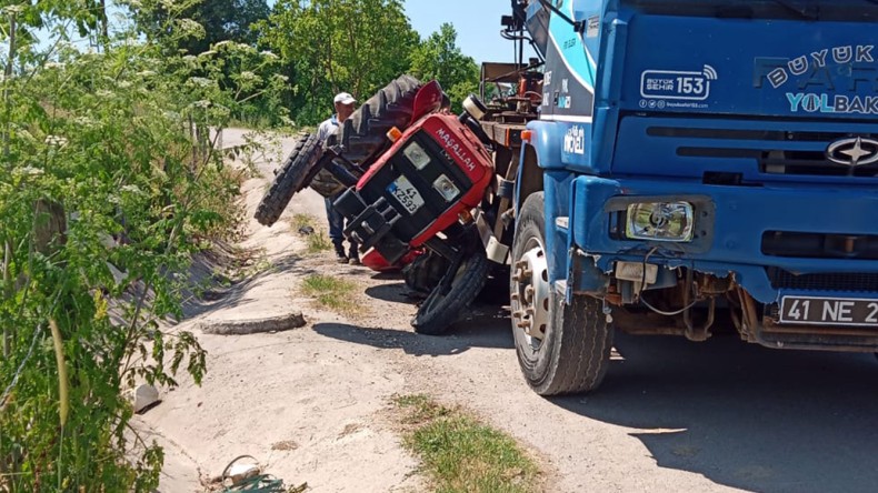 Traktör kamyon altında kaldı