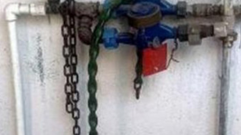 13 yaşındaki kızını zincire vurdu