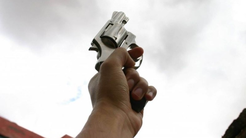 Silahını ateşledi, Ortalık bir anda savaş alanına döndü