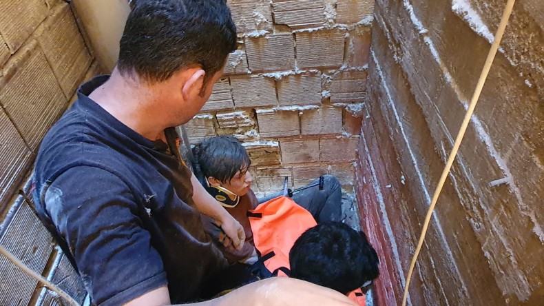 17 yaşındaki genç apartman boşluğuna düştü