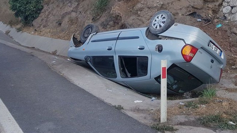 Körfez Şirinyalı’da otomobil takla attı; yaralılar var