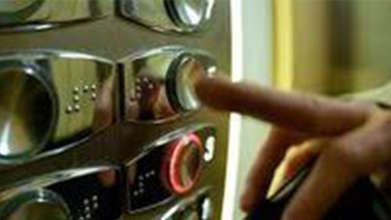 Asansörde mahsur kaldı, kurtulmak isterken canından oldu