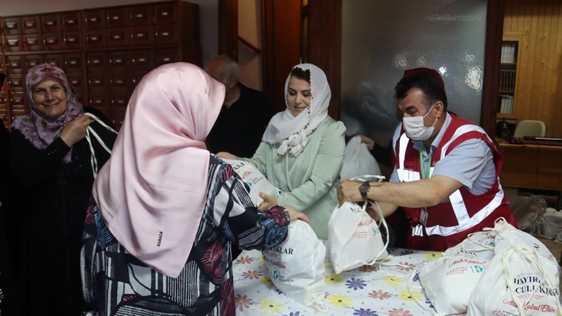 Hacca gidecek vatandaşları hediyelerle uğurladı