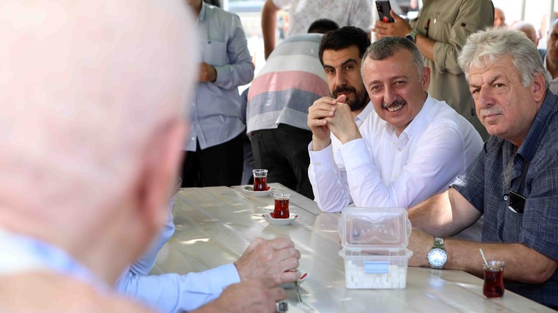 Başkan Büyükakın vatandaşların duasını alıyor