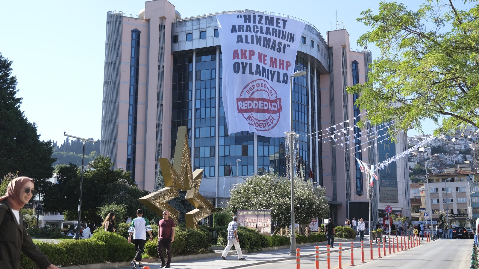 AKP ve MHP’li Meclis üyelerini Bilboardlarla halka şikayet etti