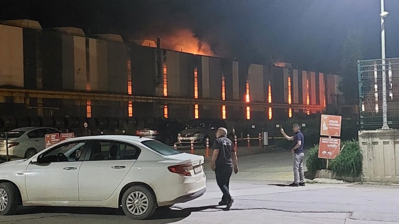 Fabrika alev alev; çok sayıda itfaiye müdahale etti