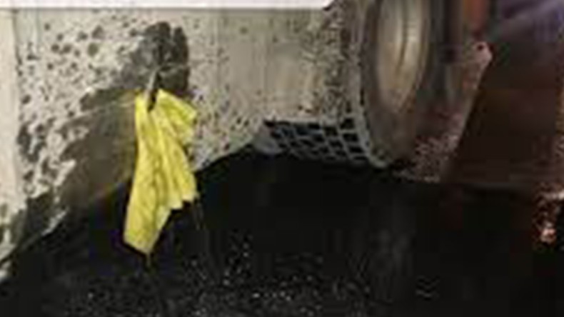 TIR bariyerlere çarptı; büyük tehlike atlatıldı