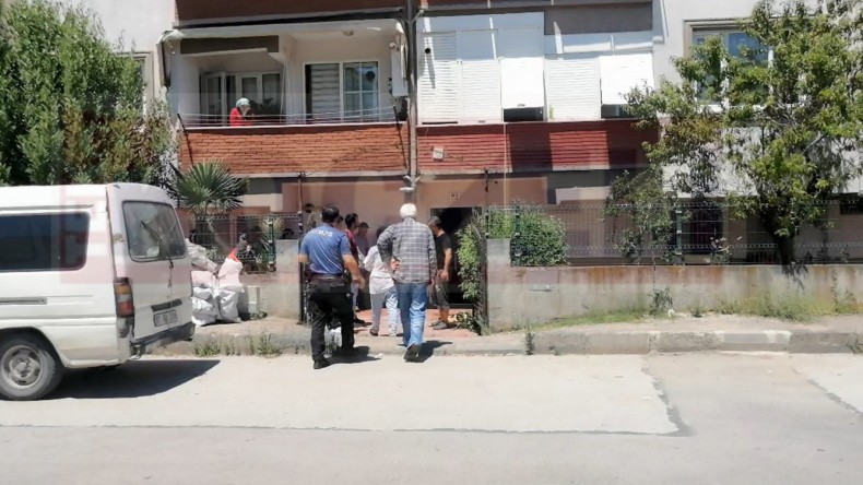 Balkon panjurlarını temizlerken beton zemine düştü