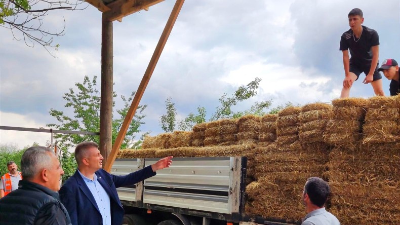 Ahırı yanan aileyi sevindirdi