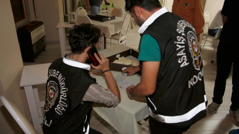 Kartepe’de kumar oynarken yakalandılar