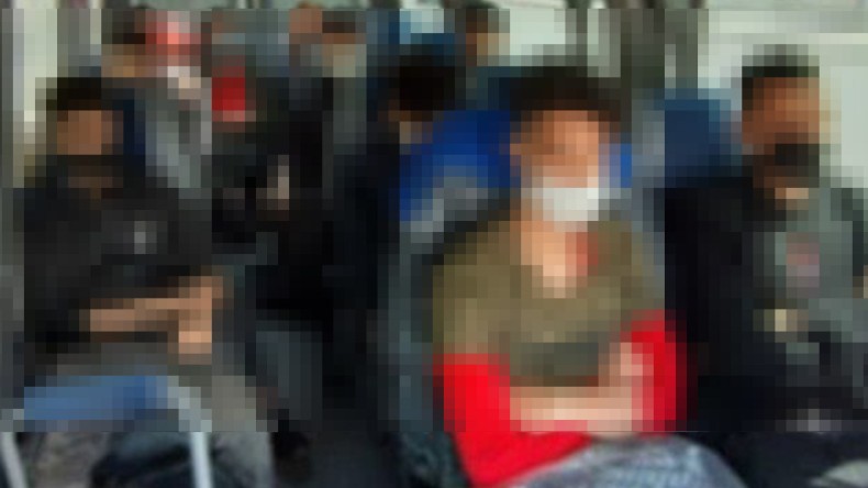 Durdurulan araçta 16 kaçak göçmen yakalandı