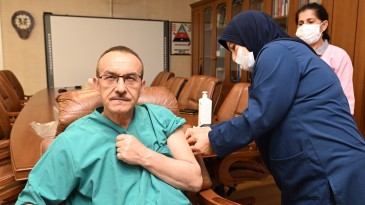 Kocaeli Valisi Seddar Yavuz, hatırlatma dozu aşısını oldu