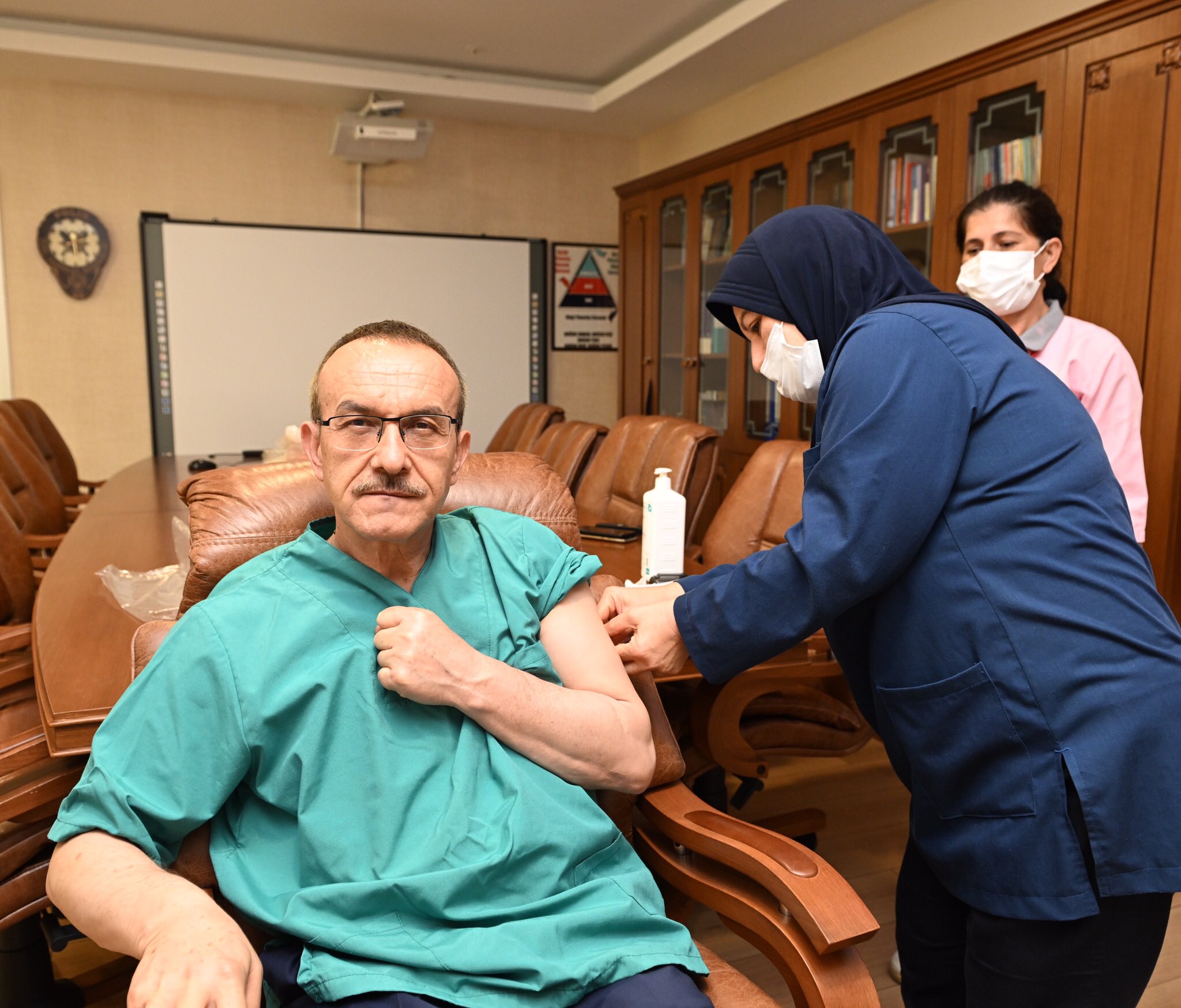 Kocaeli Valisi Seddar Yavuz, hatırlatma dozu aşısını oldu