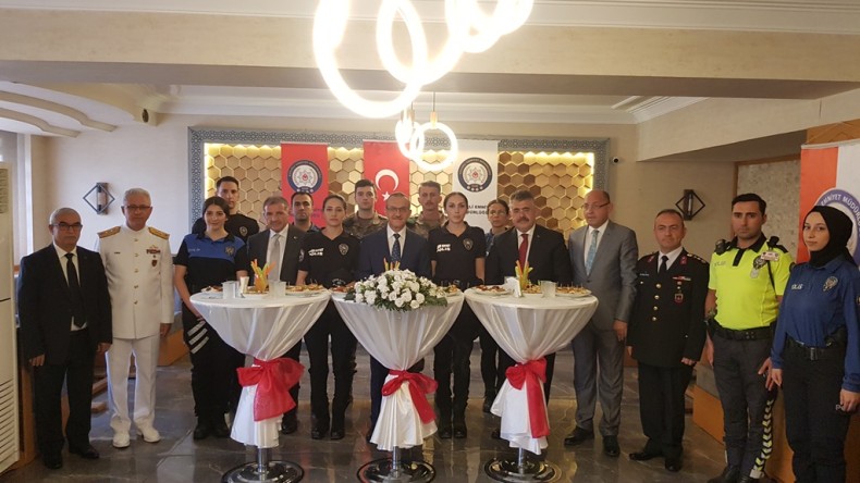 Kocaeli Valisi Yavuz, Emniyet güçleriyle bayramlaştı