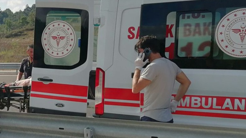 Araç şarampole yuvarlandı; yaralılar var